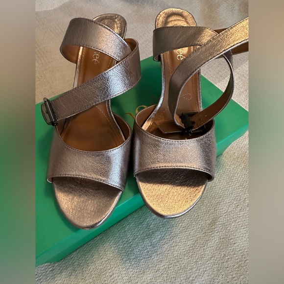 J Renee 10.5 Taupe Metallic Heel - Picture 7 of 8